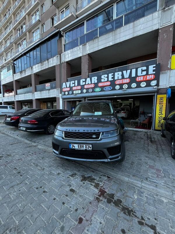 Servis önünde Range Rover Sport